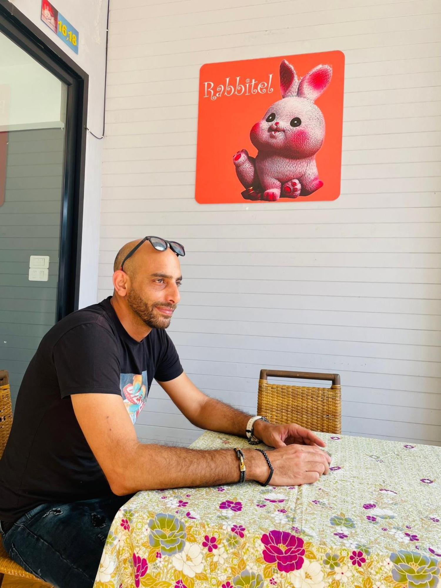 Rabbitel Phuket Vandrarhem Exteriör bild